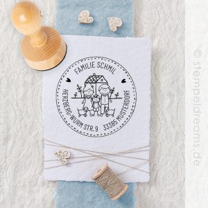 Familienstempel mit Namen – Figuren – Häuschen – Adressstempel – Holzstempel personalisiert – 1380