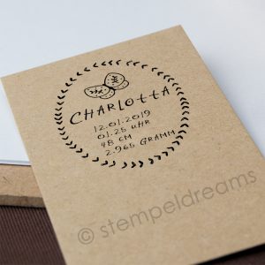 Geburtstempel 6 cm x 4 cm – mit Namen, Datum, Größe und Gewicht – personalisiert mit deinen Daten – Stempel zur Geburt – Schmetterling und Kranz – 302